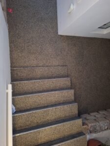 concrete-structure-stoney-carpet-flooring-installation-in-modern-residential-interior